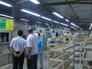 愛瑪與巴西多家著名鞋楦廠進行實地技術(shù)交流，引領(lǐng)制鞋新篇章